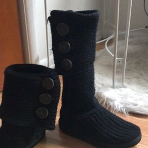 Size 7 black knitted ugg boots.